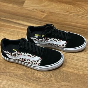 Gently used VANS Ward women’s sneaker size 9.